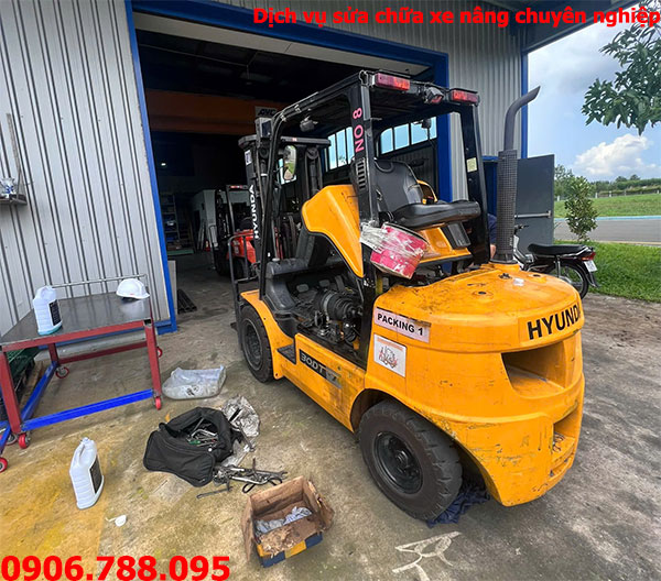 Xe nâng bị lỗi tại KCN Mỹ Phước, chú thích