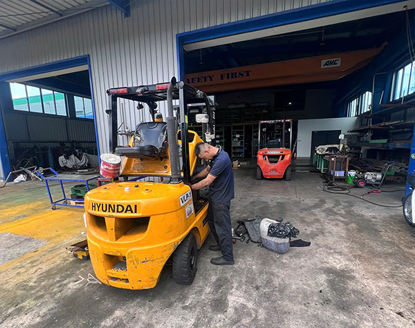Kỹ thuật viên sửa xe nâng tại KCN VSIP 1, Bình Dương