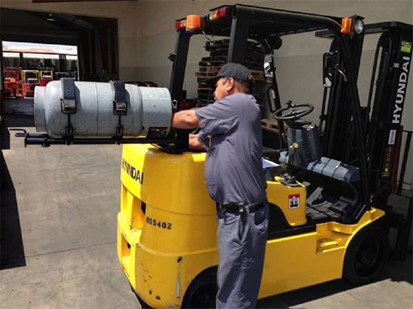 Kỹ thuật viên sửa xe nâng Hyundai