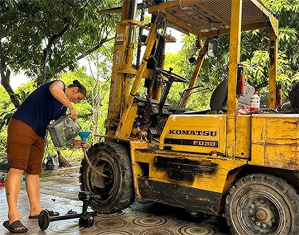 thay lốp xe nâng Komatsu