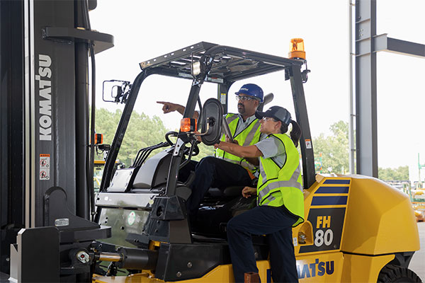 Kỹ thuật viên sửa xe nâng Komatsu