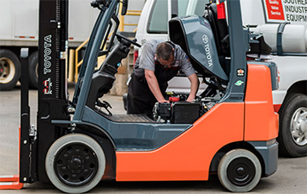 kỹ thuật viên sửa xe nâng Toyota