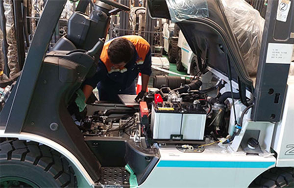 thợ sửa xe nâng Nissan