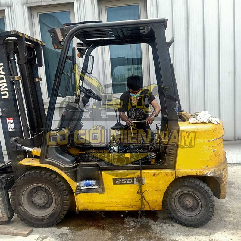 sua-chua-xe-nang-quan-12