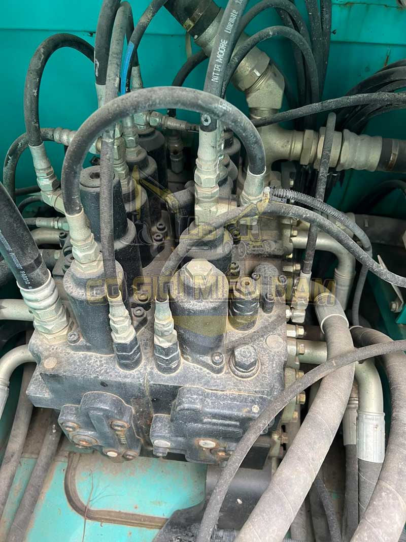 sua-chua-xe-xuc-lat-kobelco-2